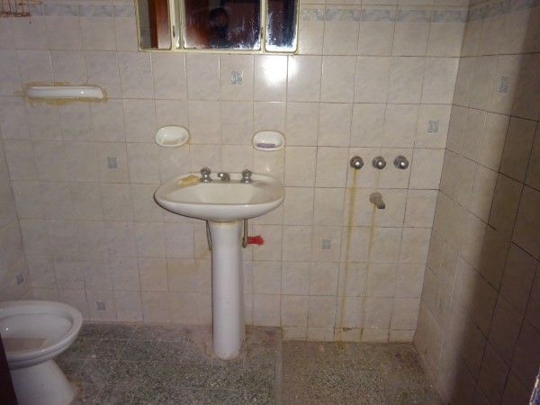 Villa Adela, vivienda esquina, Hermosa zona, sobre calle Roque Arias.- 