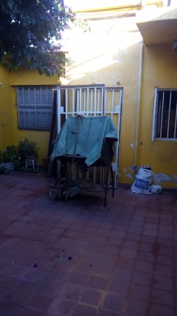 Barrio Los Naranjos, excelente casa más departamento para la venta.