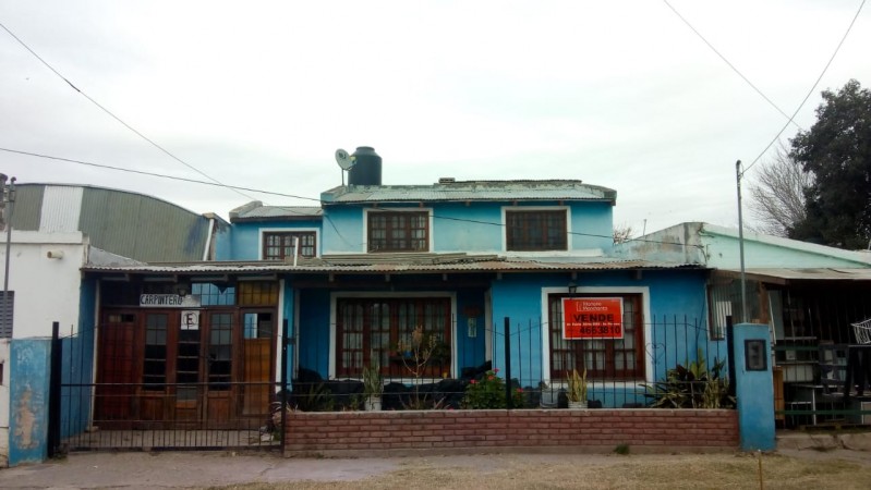 SE VENDE CASA DE DOS PLANTAS MÁS GALPÓN EN BARRIO SAN ROQUE