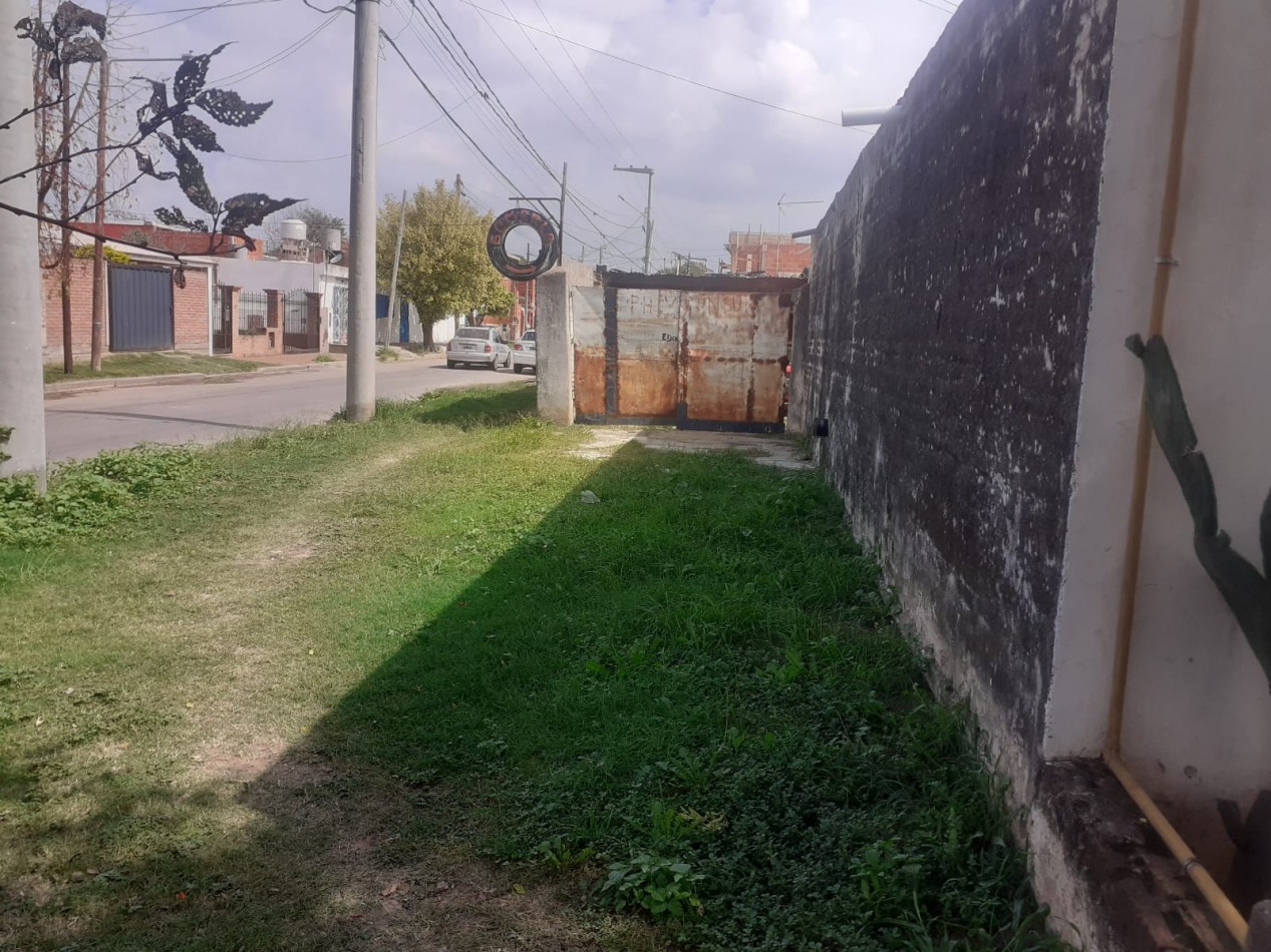 Villa Adela, vivienda esquina, Hermosa zona, sobre calle Roque Arias.- 