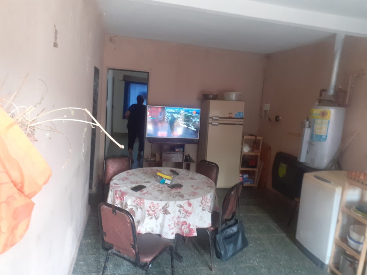 Villa Adela, vivienda esquina, Hermosa zona, sobre calle Roque Arias.- 