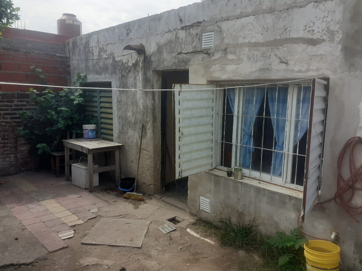 Villa Adela, vivienda esquina, Hermosa zona, sobre calle Roque Arias.- 