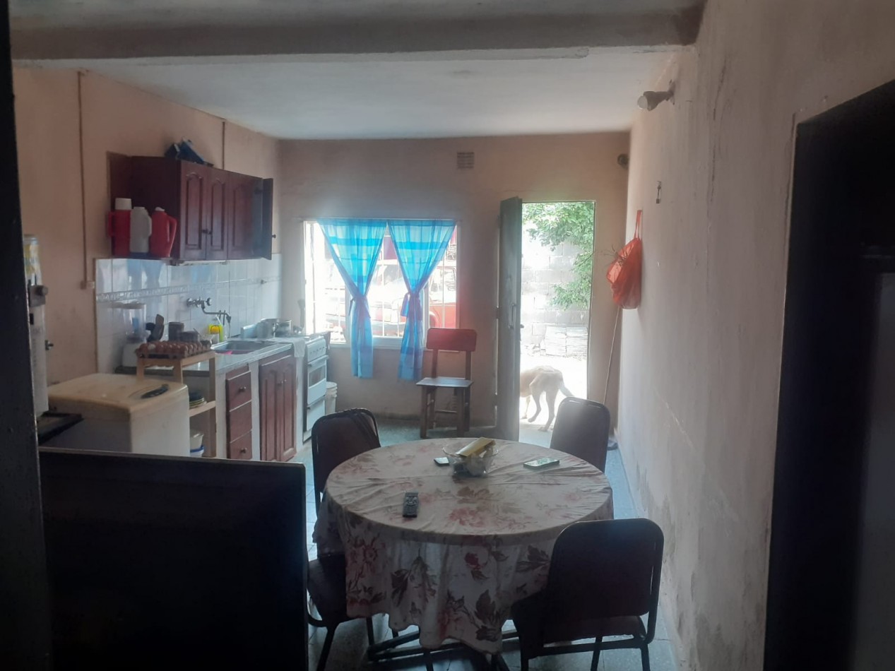 Villa Adela, vivienda esquina, Hermosa zona, sobre calle Roque Arias.- 