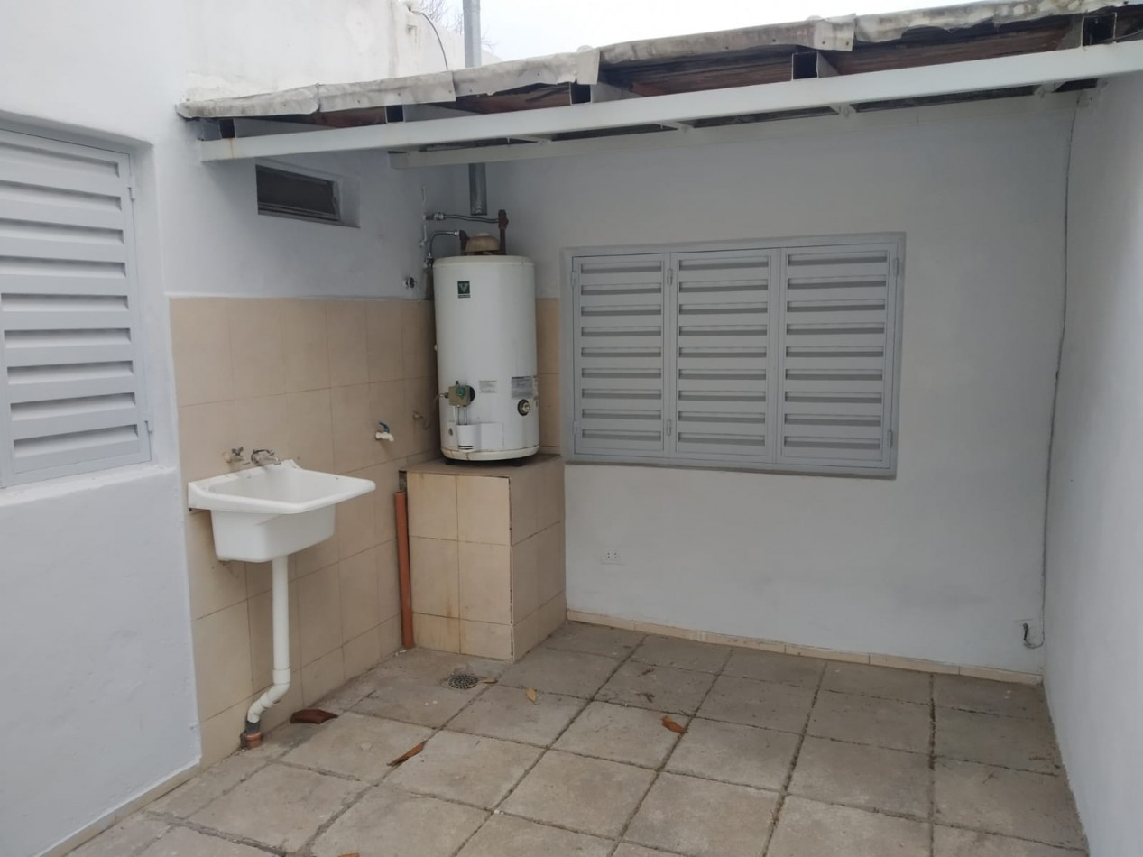 Alberdi, casa interna sobre calle principal del barrio.- 