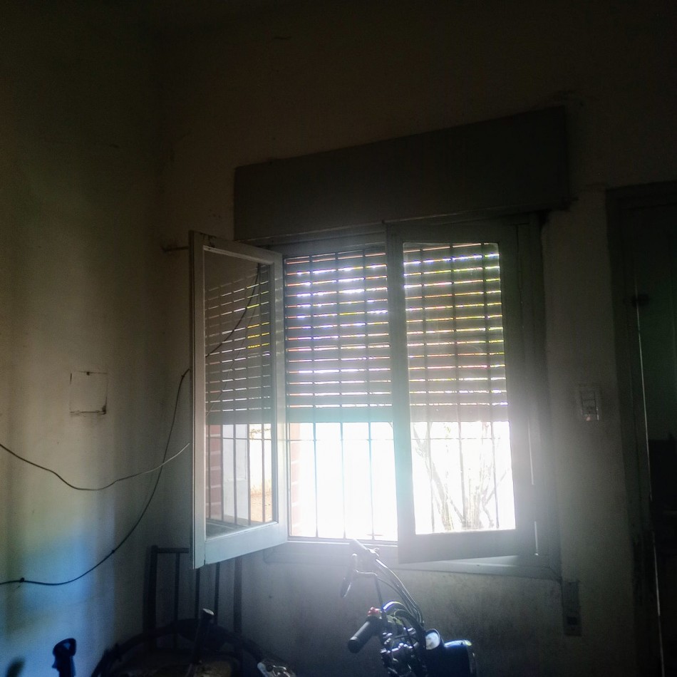 VILLA ADELA, LINDA ZONA, AMPLIA VIVIENDA.-  