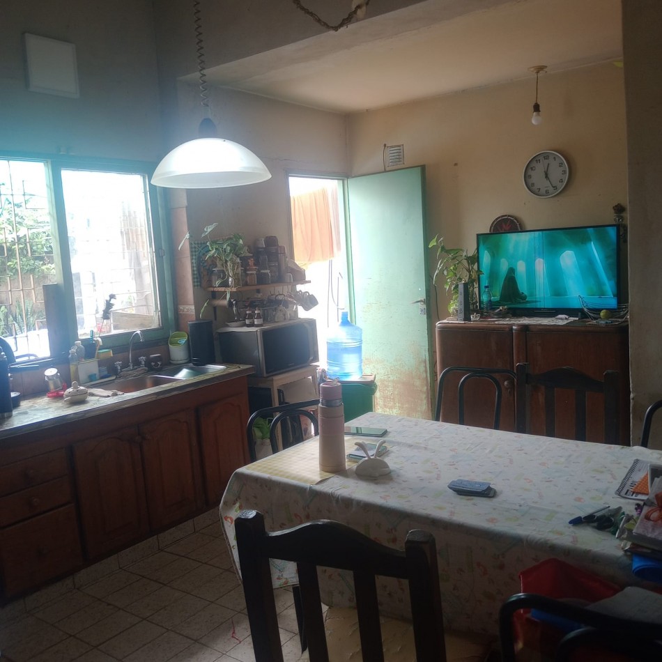 VILLA ADELA, LINDA ZONA, AMPLIA VIVIENDA.-  