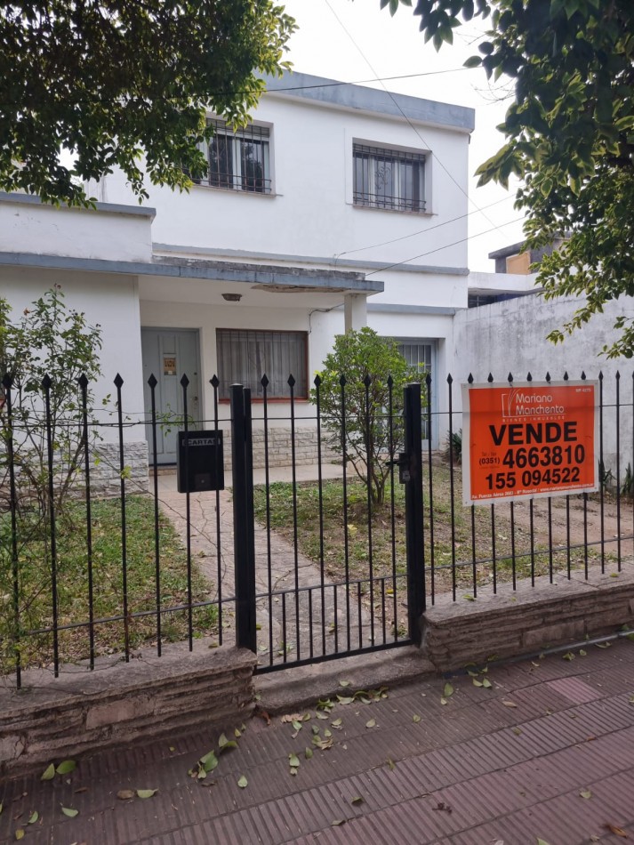 Venta de Casa Amplia de Dos Plantas en Los Naranjos