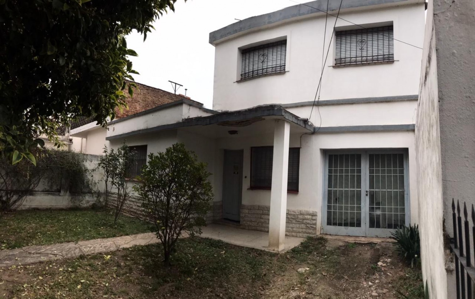 Venta de Casa Amplia de Dos Plantas en Los Naranjos