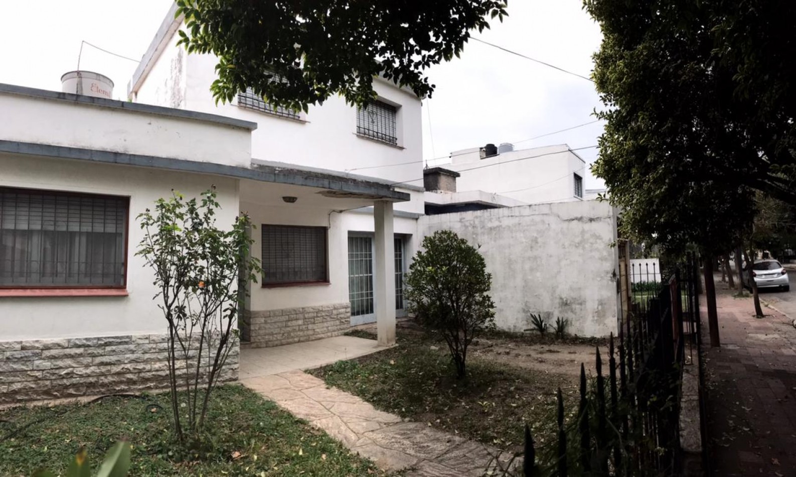 Venta de Casa Amplia de Dos Plantas en Los Naranjos