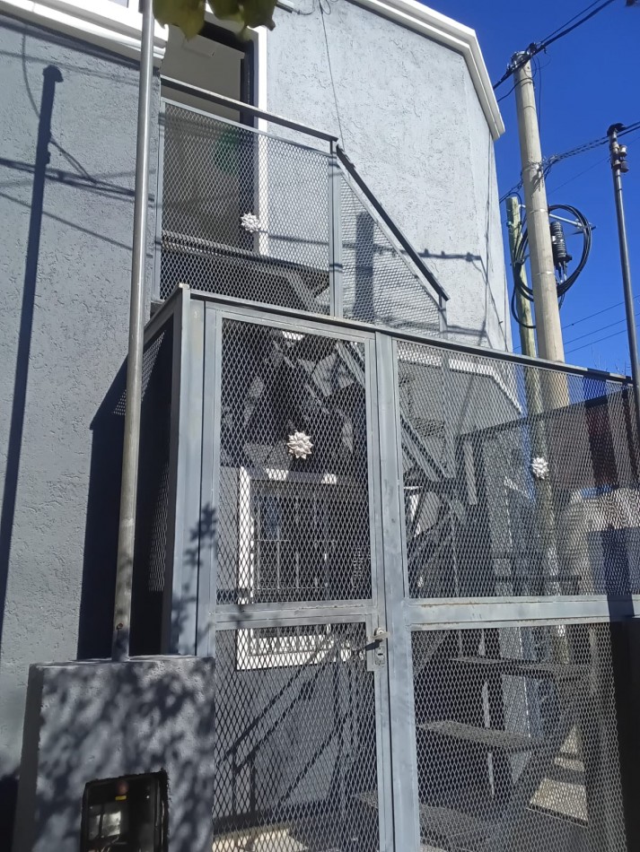 Barrio Ameghino Sur, se alquila departamento en planta alta 