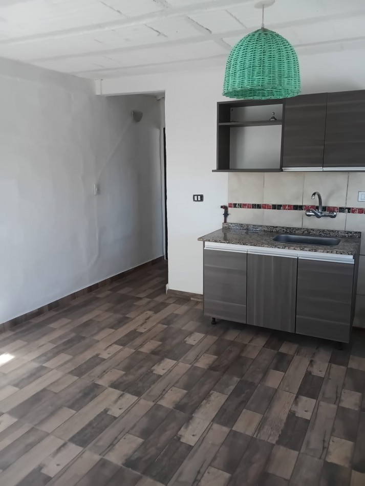 Barrio Ameghino Sur, se alquila departamento en planta alta 