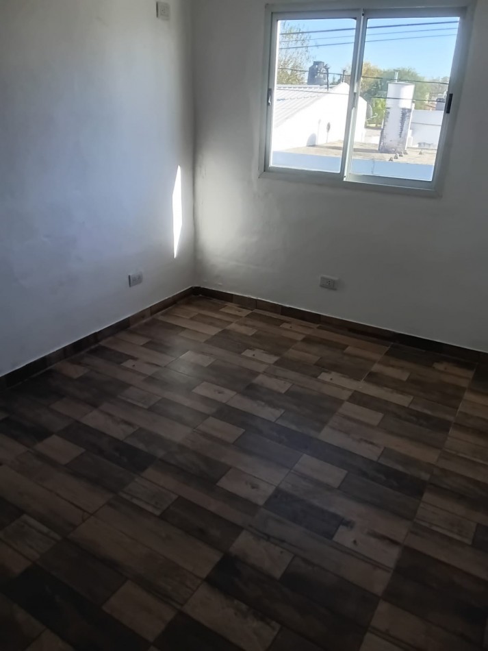 Barrio Ameghino Sur, se alquila departamento en planta alta 