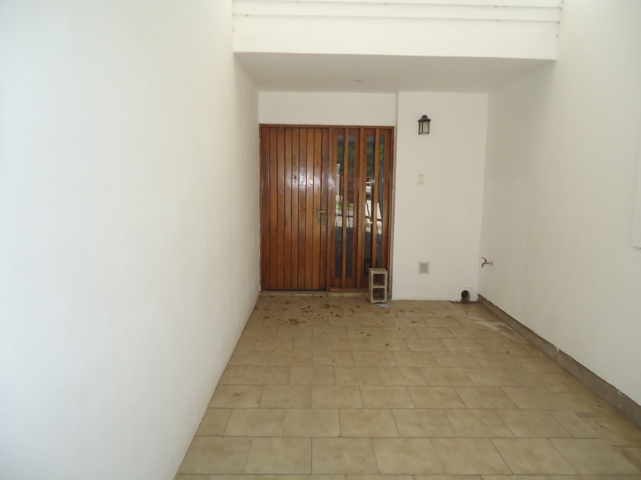 B° Parque san Francisco, hermosa zona a metros del dino ruta 20. Casa planta baja + departamento.- 