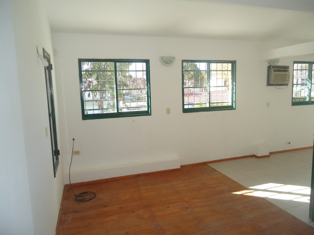 B° Parque san Francisco, hermosa zona a metros del dino ruta 20. Casa planta baja + departamento.- 