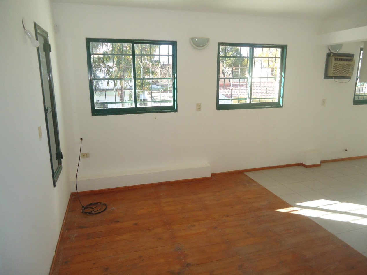 B° Parque san Francisco, hermosa zona a metros del dino ruta 20. Casa planta baja + departamento.- 