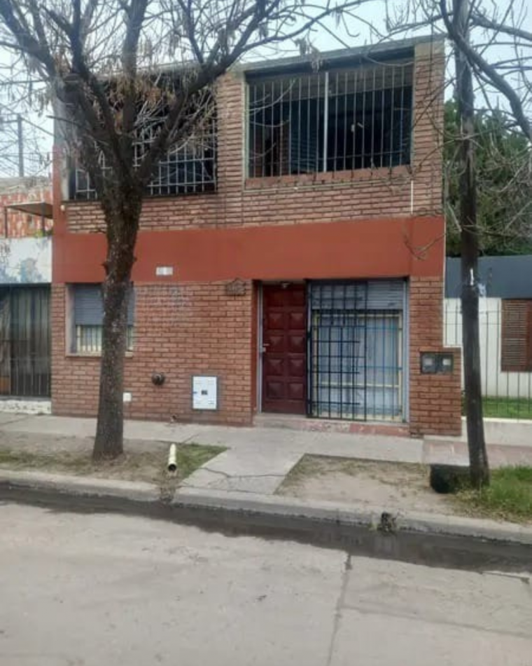 BARRIO SAN ROQUE, CASA A METROS DE RUTA 20 DE DOS PISOS. " VENDIDA" 