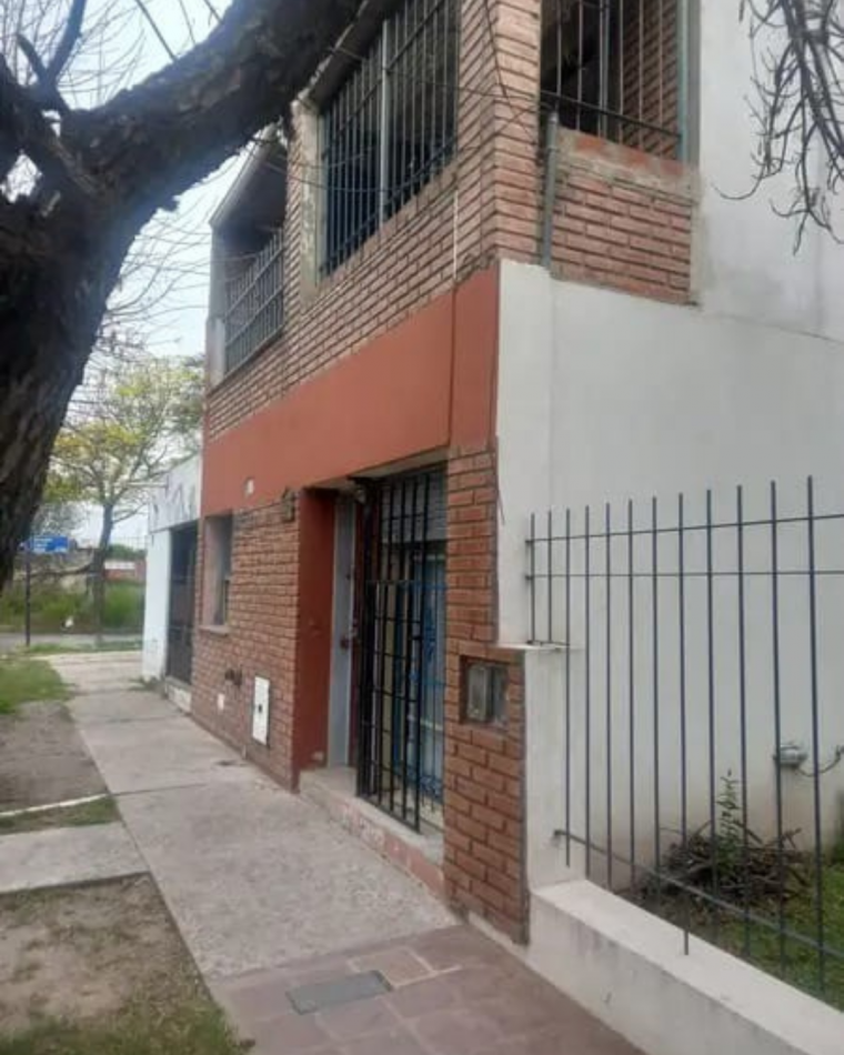 BARRIO SAN ROQUE, CASA A METROS DE RUTA 20 DE DOS PISOS. " VENDIDA" 