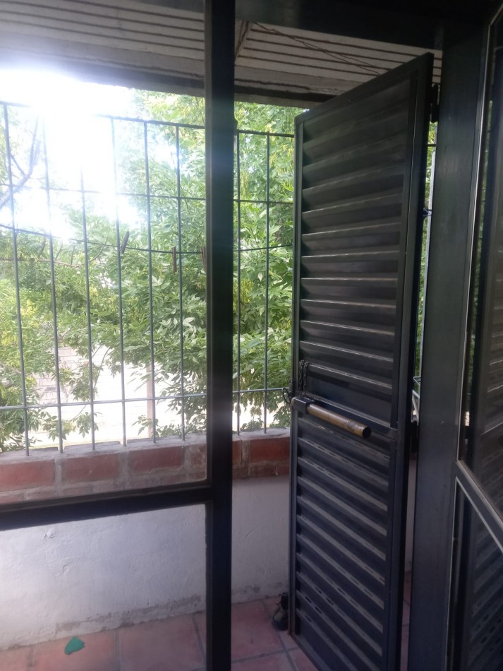 BARRIO SAN ROQUE, CASA A METROS DE RUTA 20 DE DOS PISOS. " VENDIDA" 