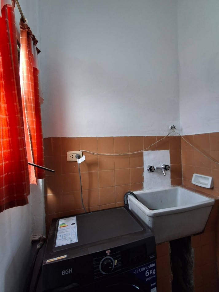 B° Teodoro Felds, impecable vivienda super comoda.- 
