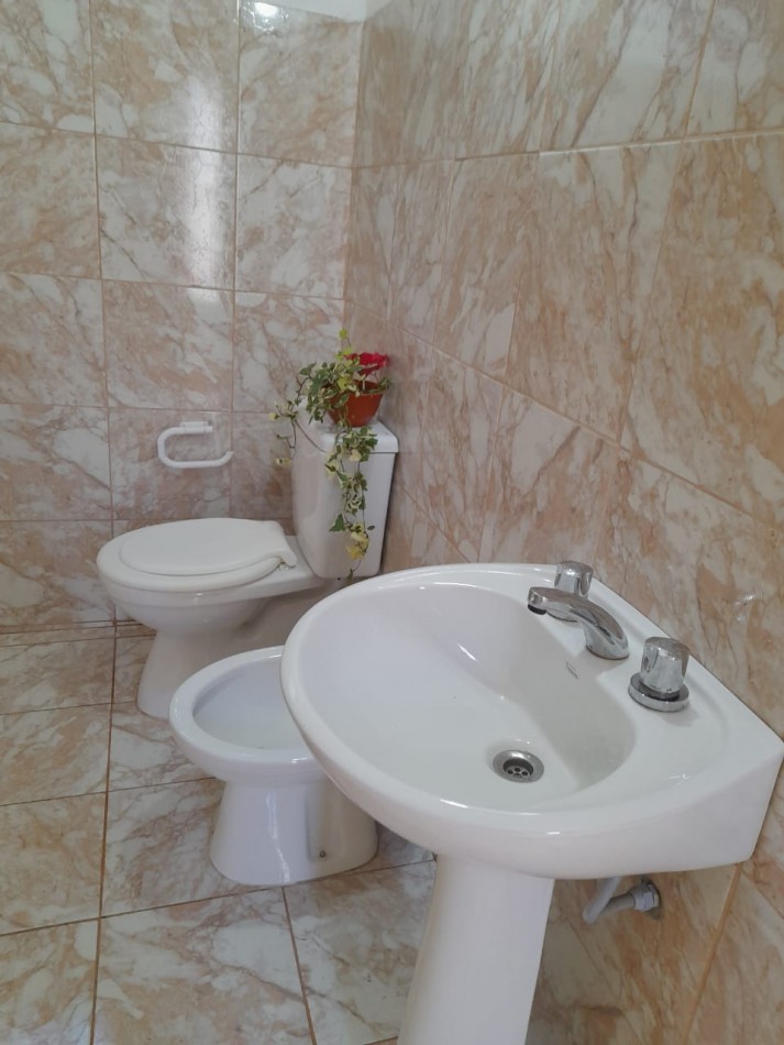 SE VENDE BARRIO VILLA ADELA, CASA DE DOS PLANTAS CON DEPARTAMENTO