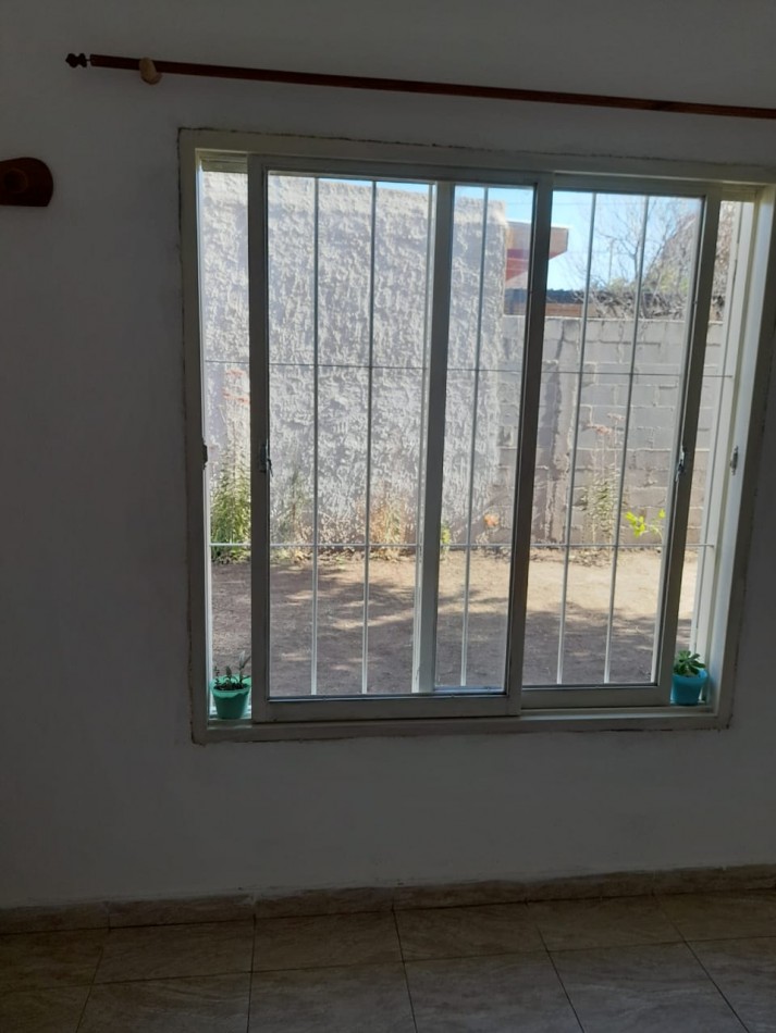 SE VENDE BARRIO VILLA ADELA, CASA DE DOS PLANTAS CON DEPARTAMENTO