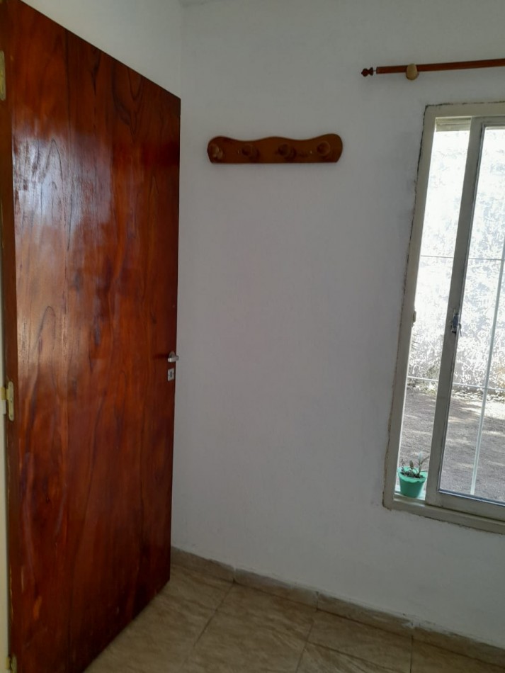 SE VENDE BARRIO VILLA ADELA, CASA DE DOS PLANTAS CON DEPARTAMENTO