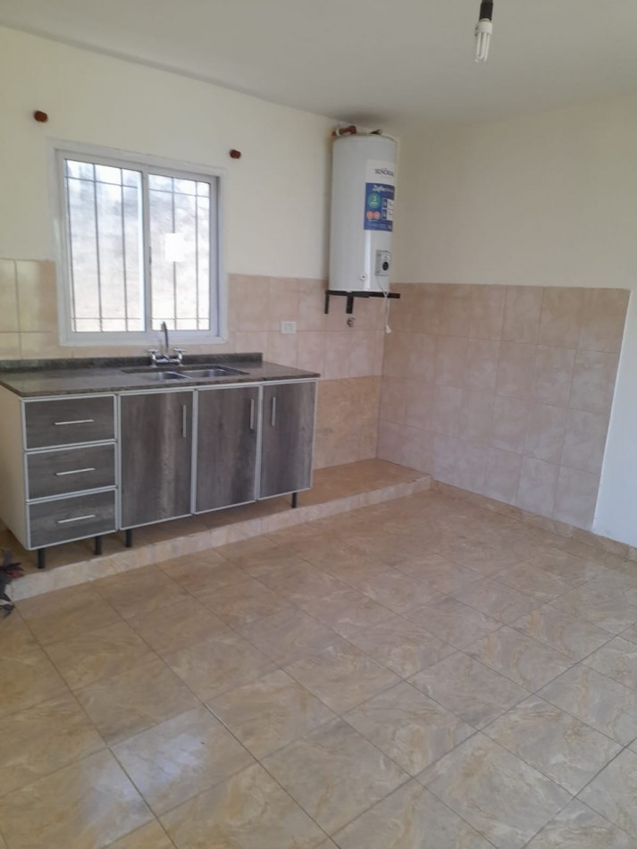 SE VENDE BARRIO VILLA ADELA, CASA DE DOS PLANTAS CON DEPARTAMENTO