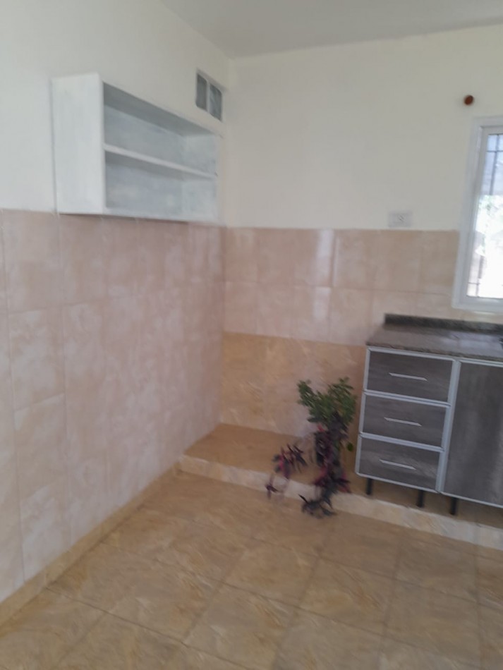 SE VENDE BARRIO VILLA ADELA, CASA DE DOS PLANTAS CON DEPARTAMENTO