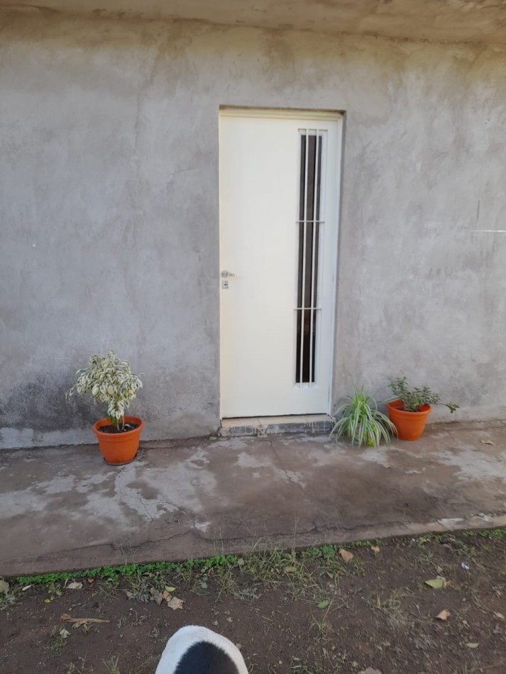 SE VENDE BARRIO VILLA ADELA, CASA DE DOS PLANTAS CON DEPARTAMENTO