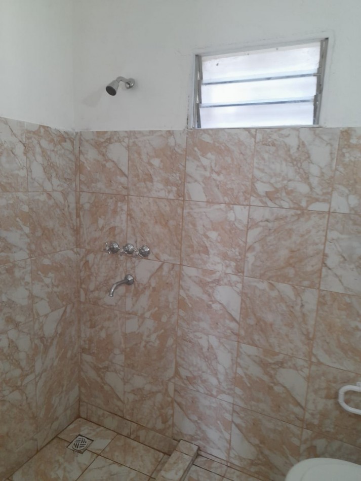 SE VENDE BARRIO VILLA ADELA, CASA DE DOS PLANTAS CON DEPARTAMENTO
