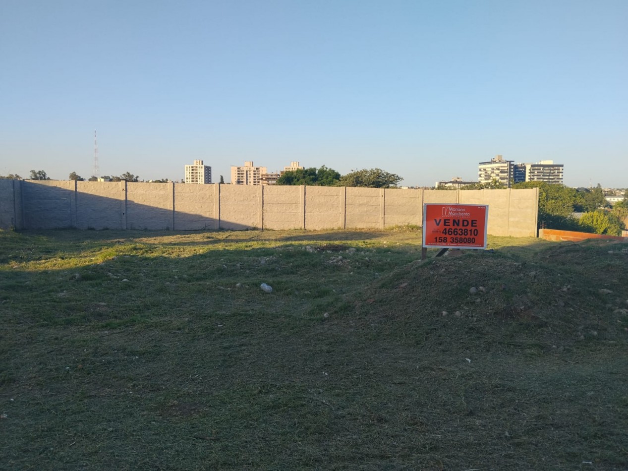 Alto alberdi, espectacular terreno completamente plano y tapiado.-