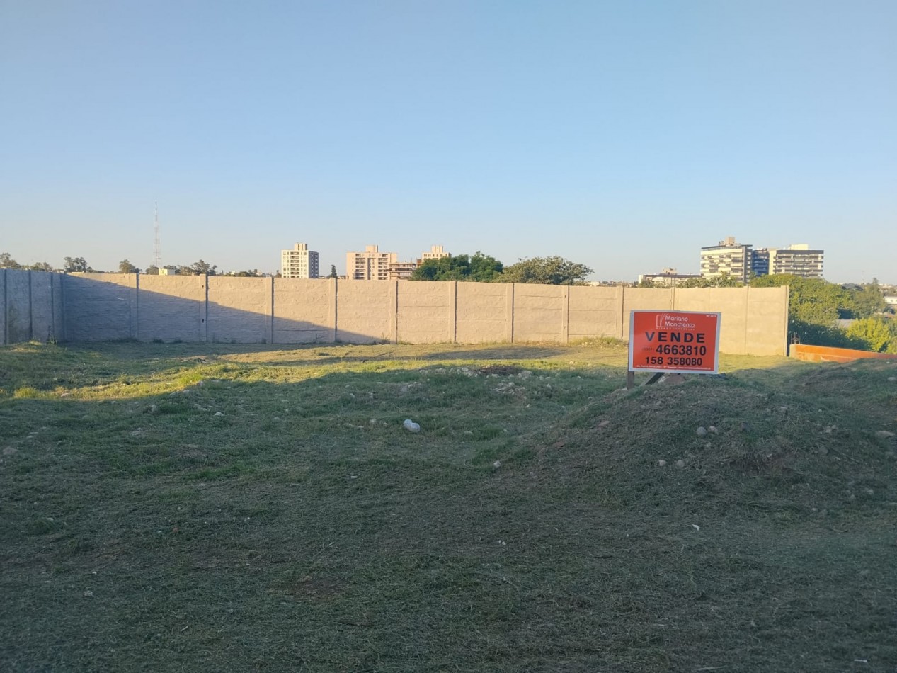 Alto alberdi, espectacular terreno completamente plano y tapiado.-