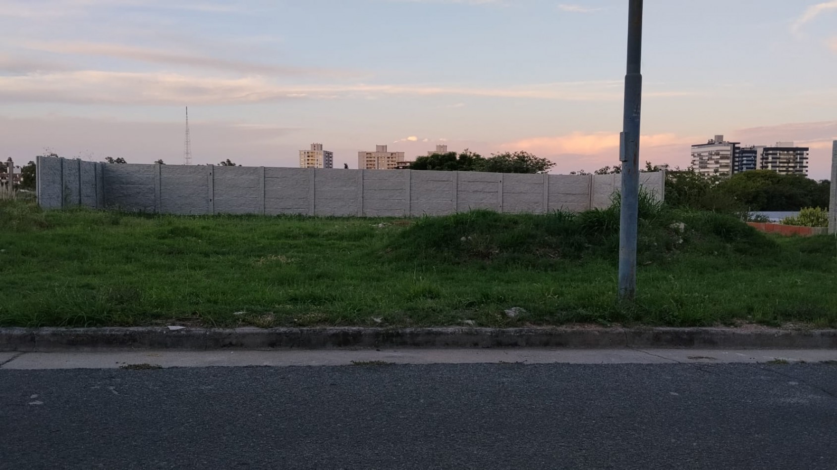 Alto alberdi, espectacular terreno completamente plano y tapiado.-
