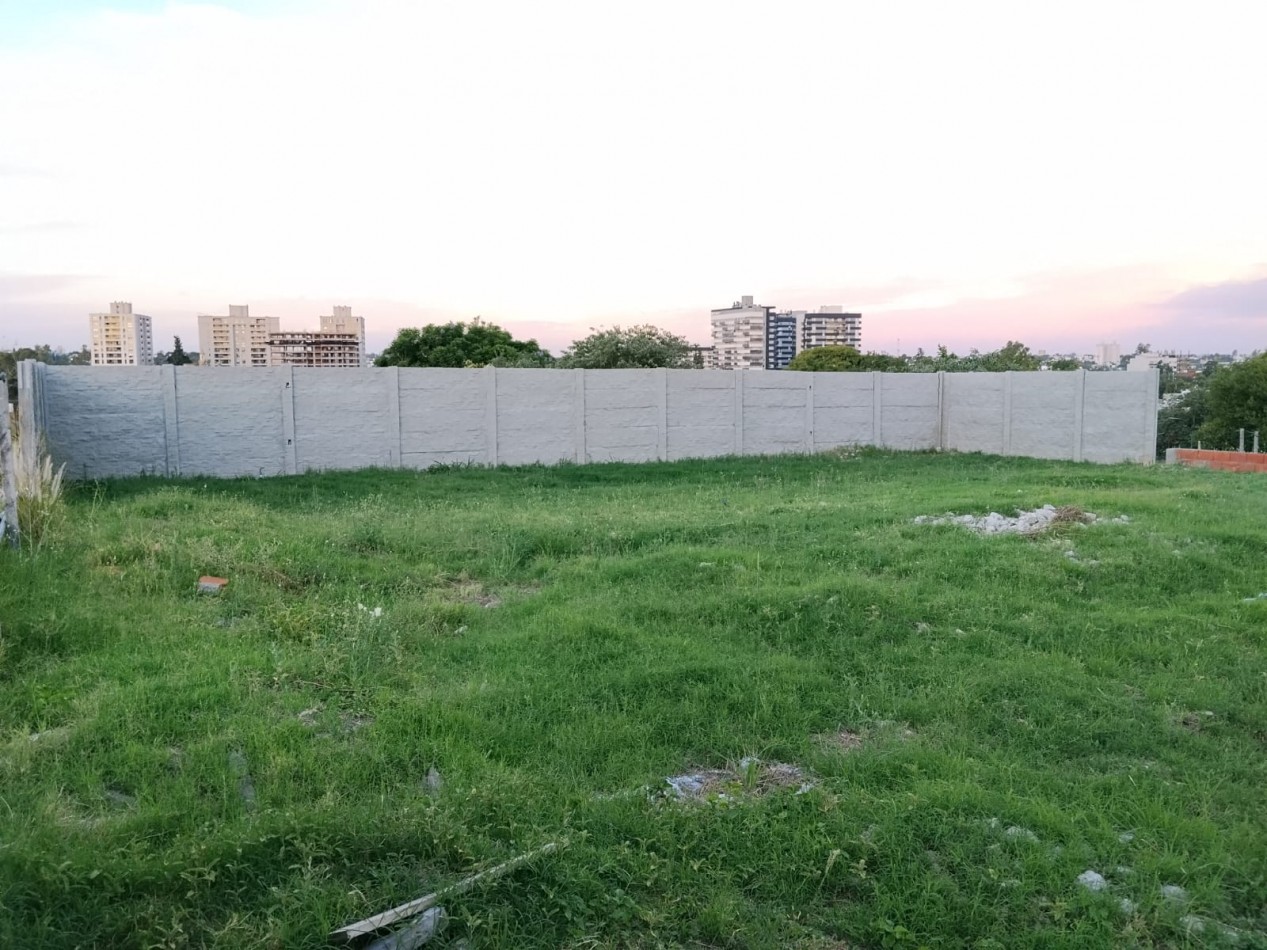 Alto alberdi, espectacular terreno completamente plano y tapiado.-