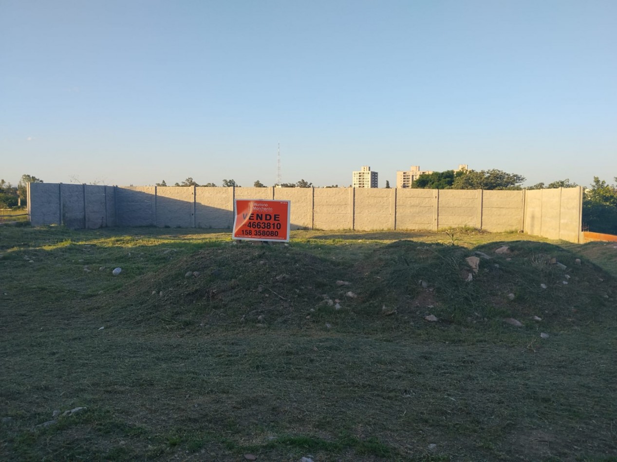 Alto alberdi, espectacular terreno completamente plano y tapiado.-