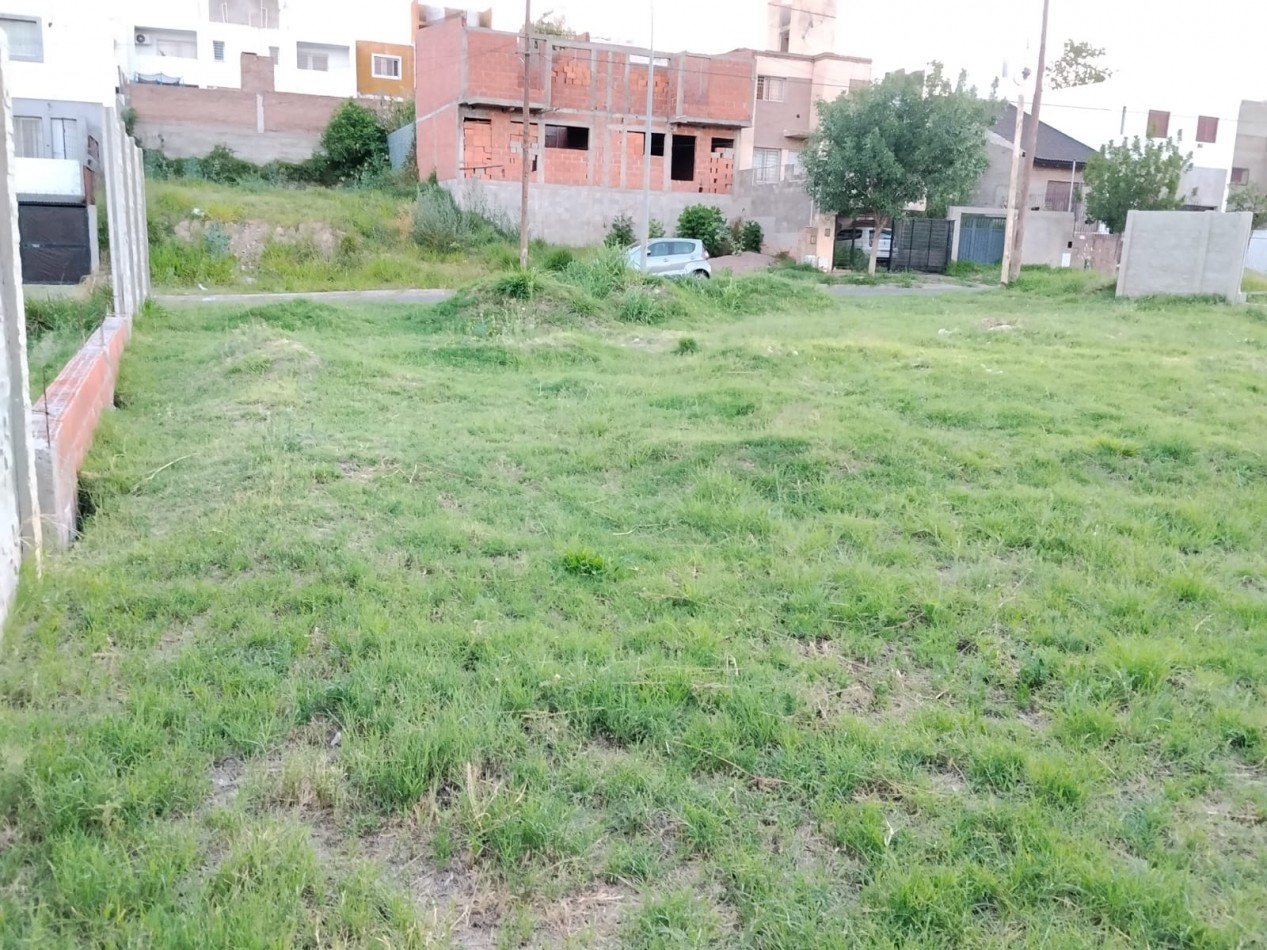 Alto alberdi, espectacular terreno completamente plano y tapiado.-