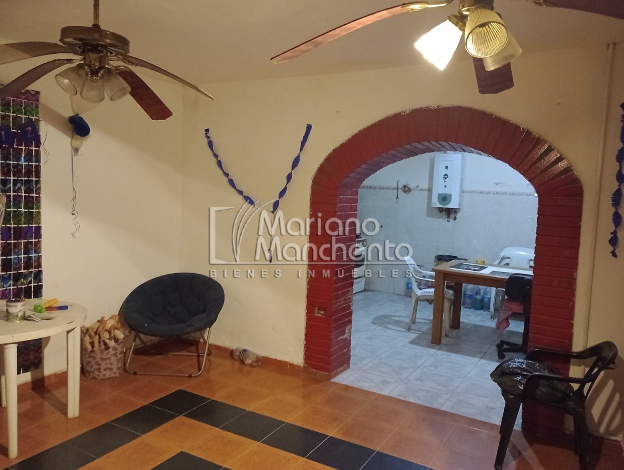 BARRIO SAN ROQUE, SE VENDE CASA CON DEPARTAMENTO, SOBRE CALLE PRINCIPAL DEL BARRIO