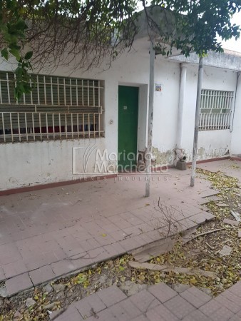 Barrio A.T.E., se vende casa amplia para reciclar