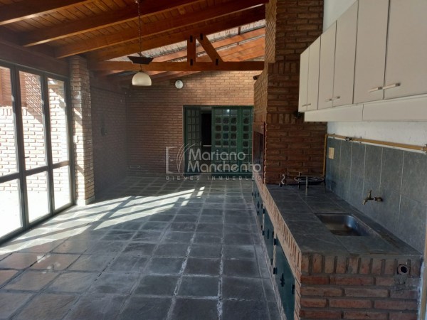 Bº Parque Chacabuco, excelente vivienda de categoría.-