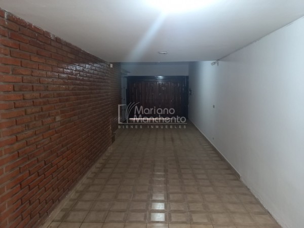 Bº Parque Chacabuco, excelente vivienda de categoría.-
