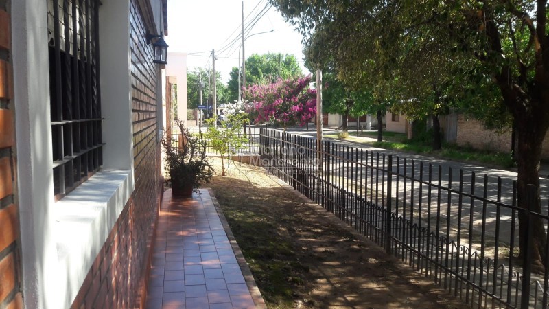 Se vende casa esquina en Barrio Rosedal Anexo