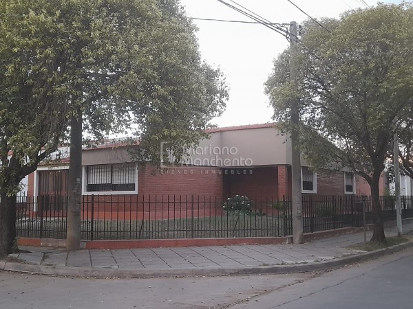 Se vende casa esquina en Barrio Rosedal Anexo